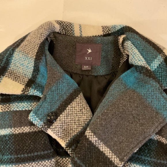 Woman’s short winter jacket - Picture 3 of 3